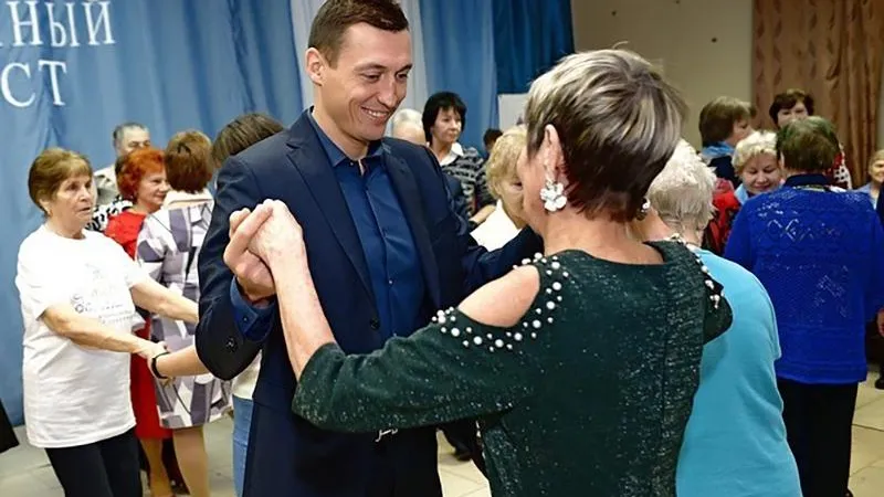 Лыжник Александр Легков станцевал с подмосковными пенсионерками