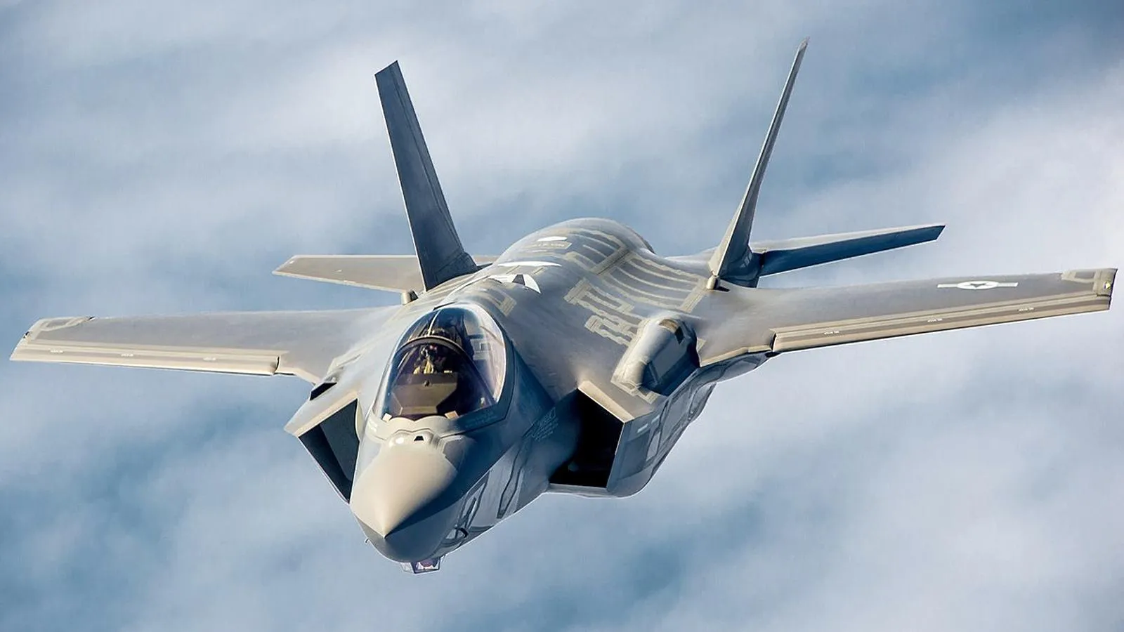 Истребитель F-35A в полете
