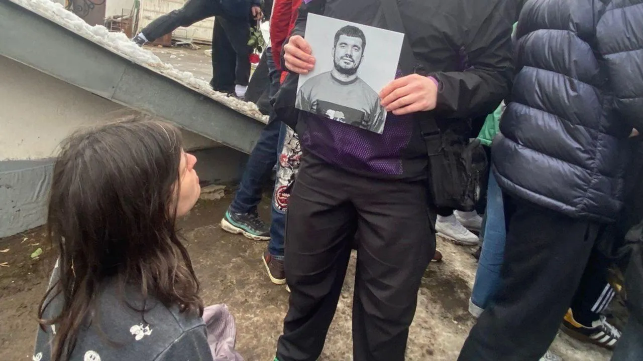 Прощание с Пашей Техником обернулось безумием: истерика в храме, слитые фото гроба и поклонение портрету