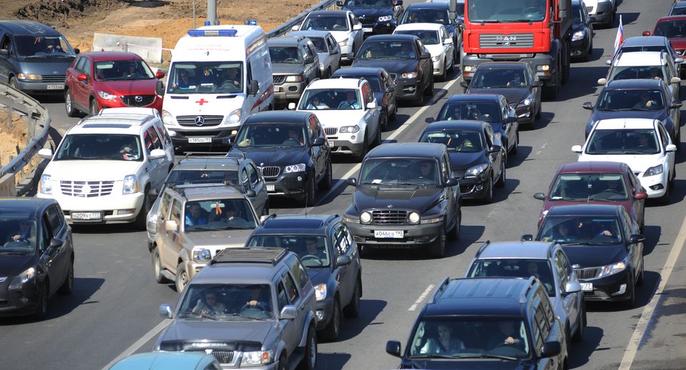 Пробки на дорогах Подмосковья оценили в 4 балла утром 27 июня