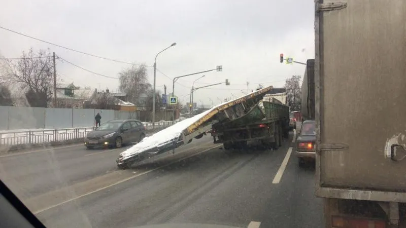 Прицеп вывалился из фуры из-за неровного асфальта на Новорязанском шоссе