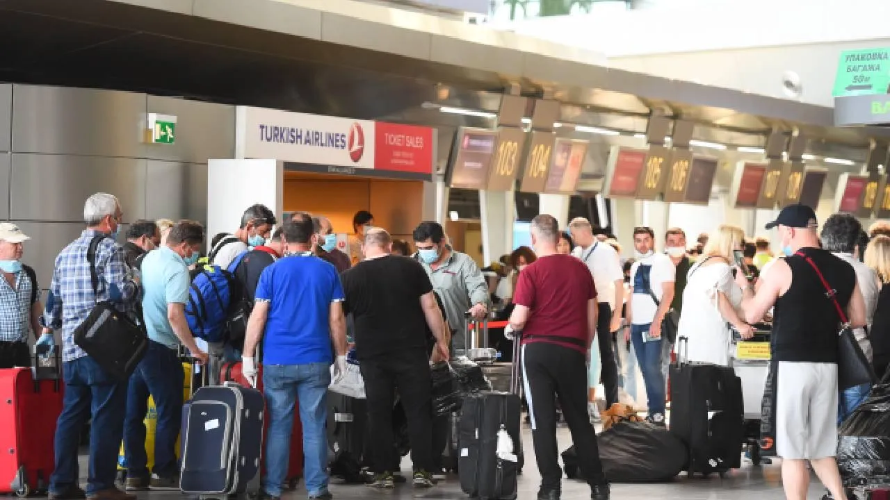 В Новосибирске вахтовика задержали за кражу ноутбука в аэропорту