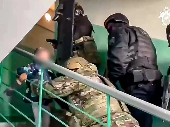 «Выпил много таблеток и алкоголя»: стало известно, почему мужчина в Нижневартовске взял в заложники сына