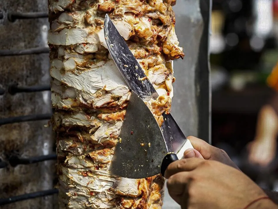 «К такому не прикасаться»: выяснилось, где лучше не покупать шаурму, если хотите остаться в живых