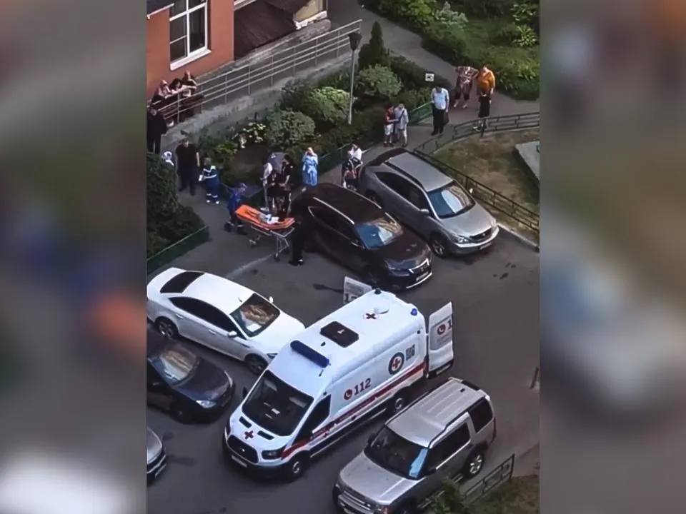 «Мама отвернулась на мгновение»: двое детей в Котельниках выпали из окна, облокотившись на москитную сетку