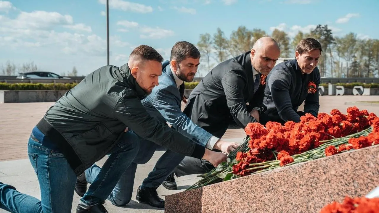 Руководство «Мосавтодора» возложило цветы к памятнику воинам-дорожникам в Одинцово