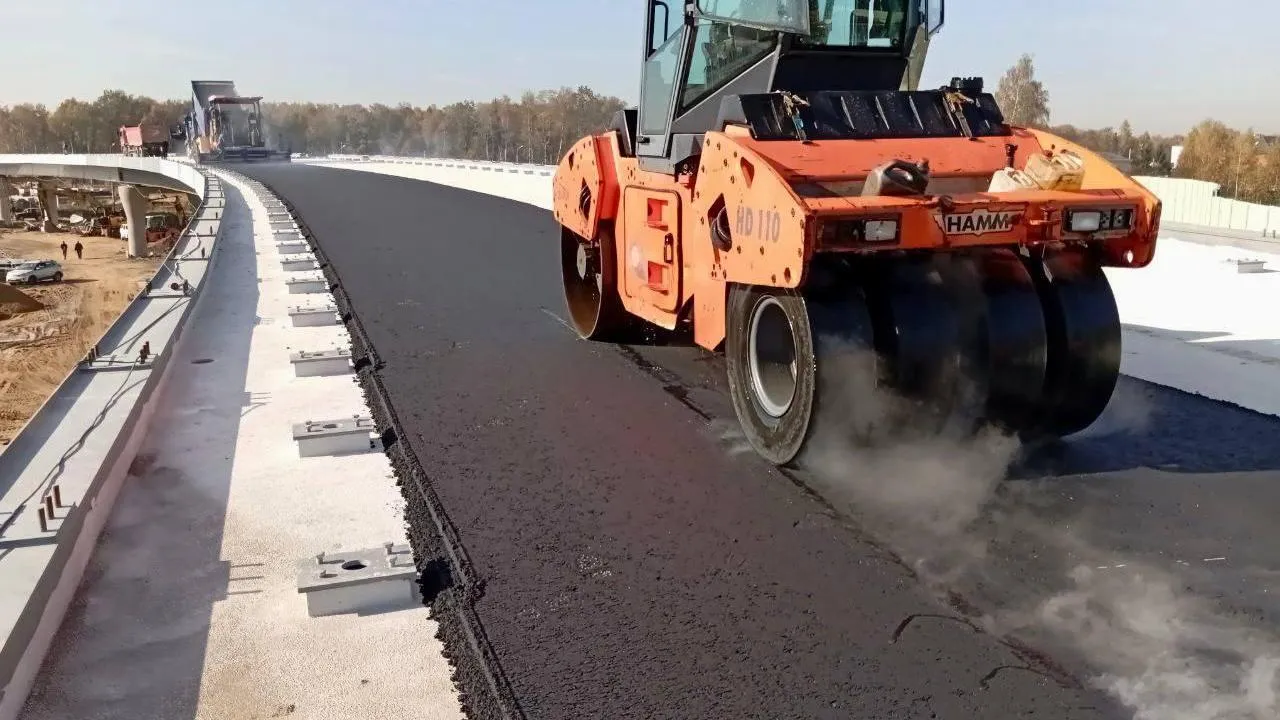 На новом путепроводе в Лобне начали укладывать покрытие