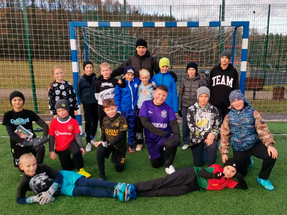 Никита Лебедев и его воспитанники (в центре, стоит в воротах). Фото: личный архив Никиты Лебедева.