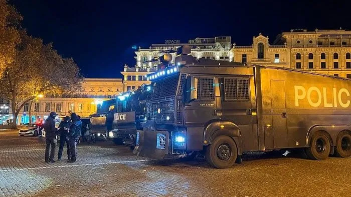 Спецназ оттесняет толпы оппозиции от здания парламента в Тбилиси, начались задержания протестантов