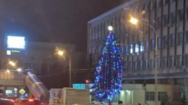 Первую новогоднюю елку украсили в Королеве