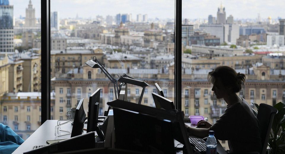 SuperJob: более 40% россиян не поддержали идею со штрафами за флирт на работе