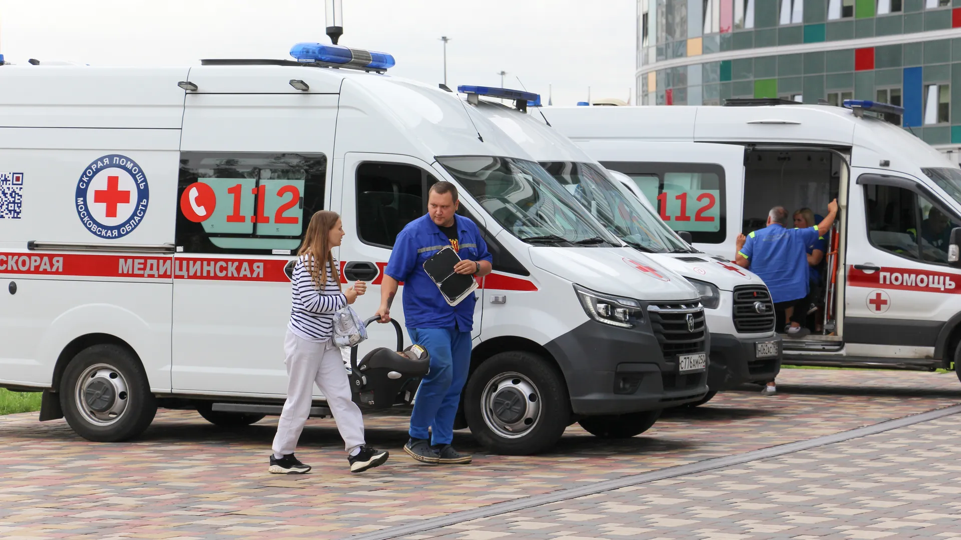 Скорая помощь у Детского клинического центра им. Л. М. Рошаля в Красногорске