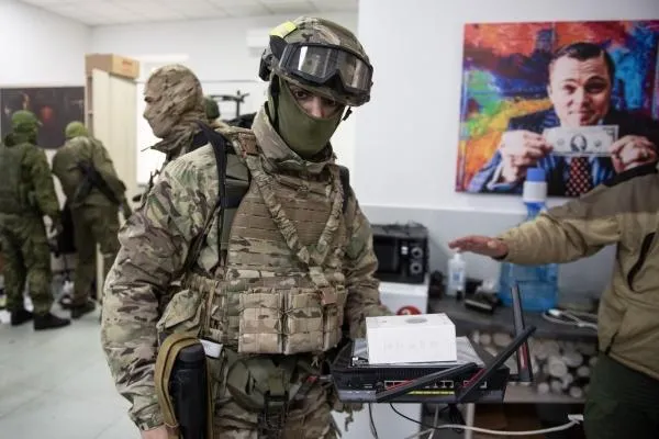 Российские военнослужащие в брошенном украинскими мошенниками кол-центре в Бердянске. Преступники звонили россиянам под видом сотрудников службы безопасности разных банков и выманивали деньги