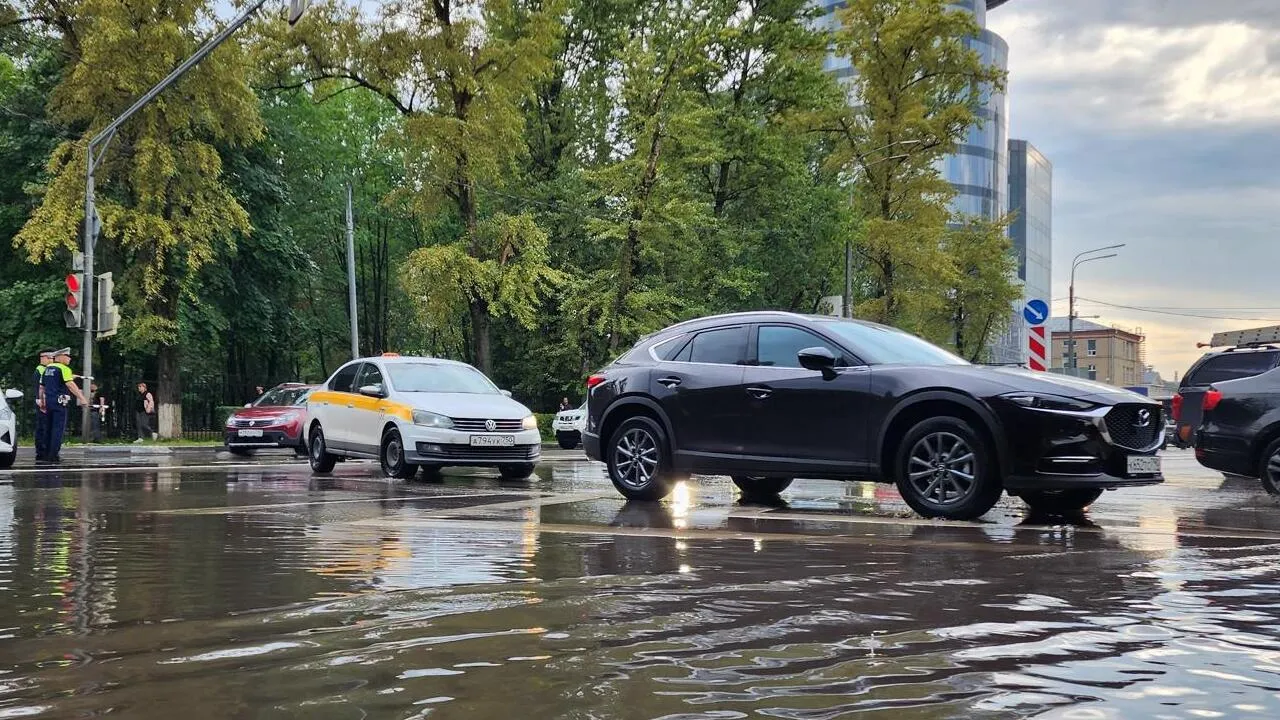 Коммунальщики в подмосковном Королеве борются с последствиями стихии