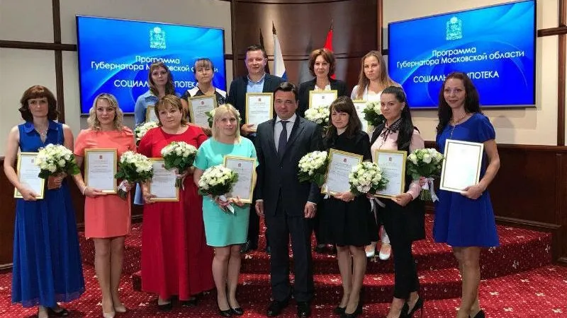 Одна из самых ценных профессий. Губернатор вручил сертификаты на соципотеку 12 учителям