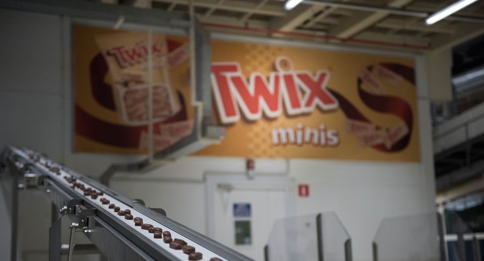 Владелец «Пятерочки» отказался от поставок Snickers и Twix