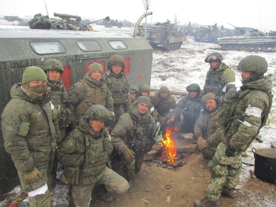 «Они стреляли противотанковым ружьем»: контуженный старлей вытащил раненого из горящей машины