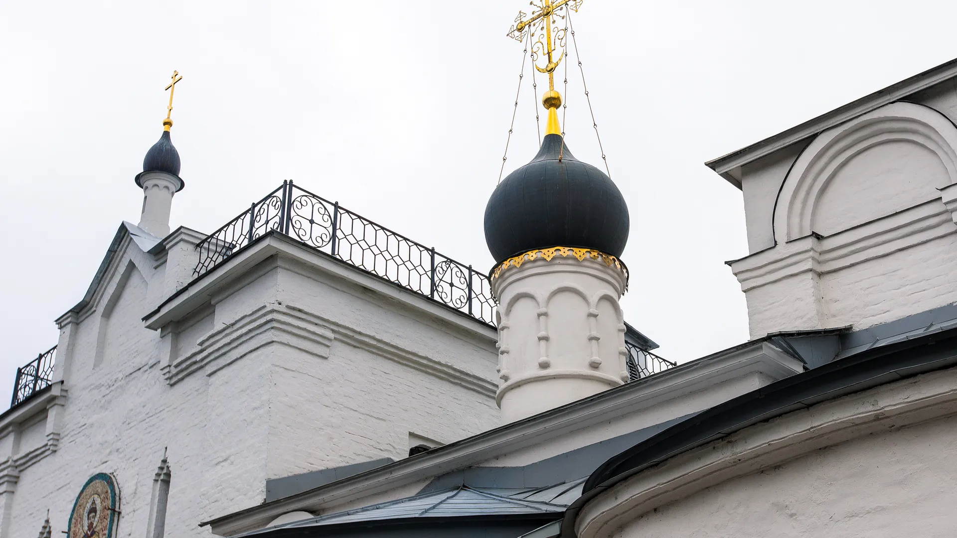 Церковь Спаса Нерукотворного Образа в Долгопрудном осенью