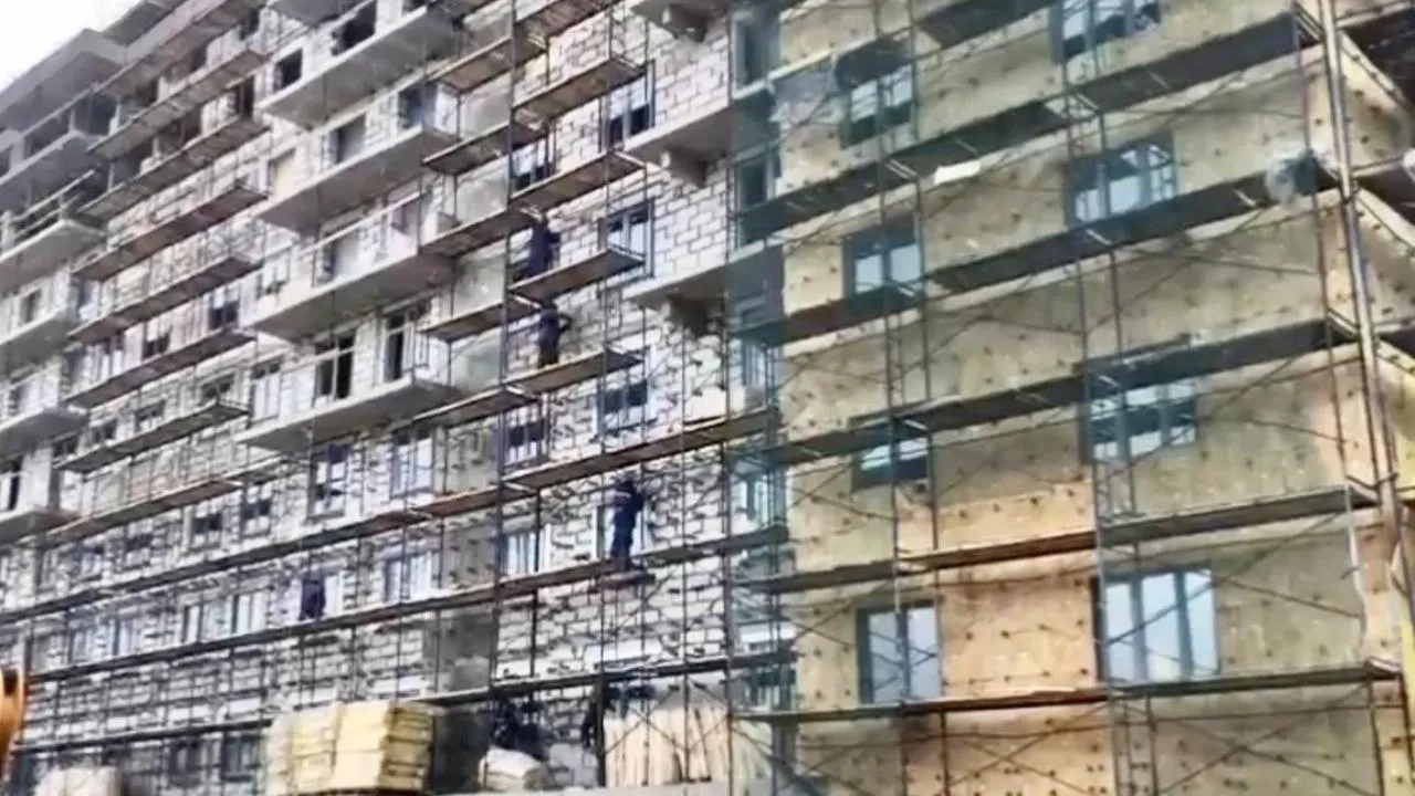 До конца текущего года в подмосковном Клину достроят дом для переселенцев из аварийного жилья
