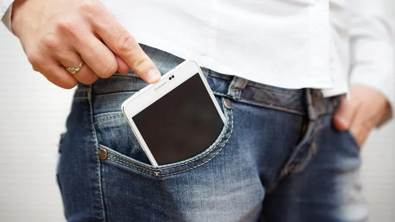 Эксперт рассказал об опасности ношения телефона в кармане