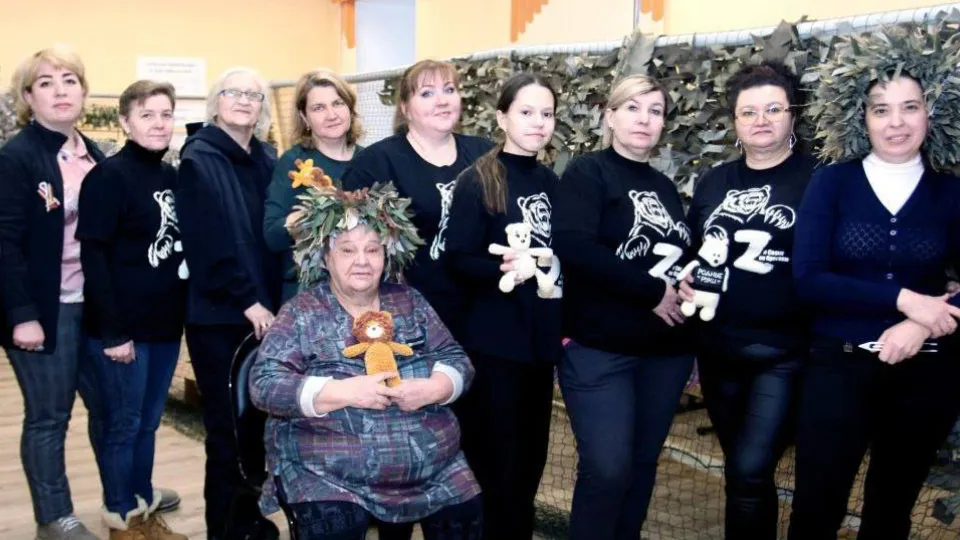 Алла Царева — крайняя слева, Ксения Горячева — пятая слева. Фото: t.me/dmitriyvikulov