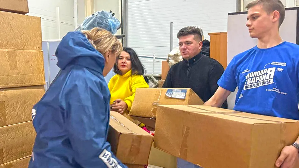 Молодогвардейцы Лосино-Петровского в ходе погрузки гуманитарного груза Фото: t.me/mgerLP