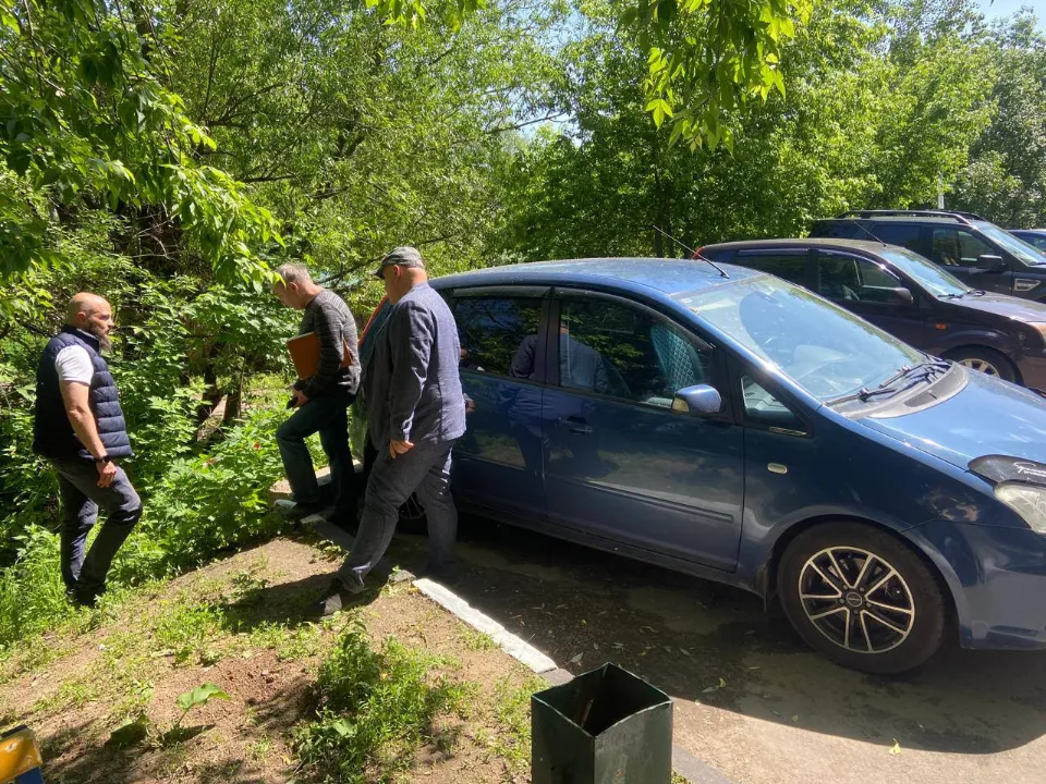 Павел&nbsp;Никишкин осматривает территорию. Фото: пресс-служба Администрации г. о. Фрязино&nbsp;