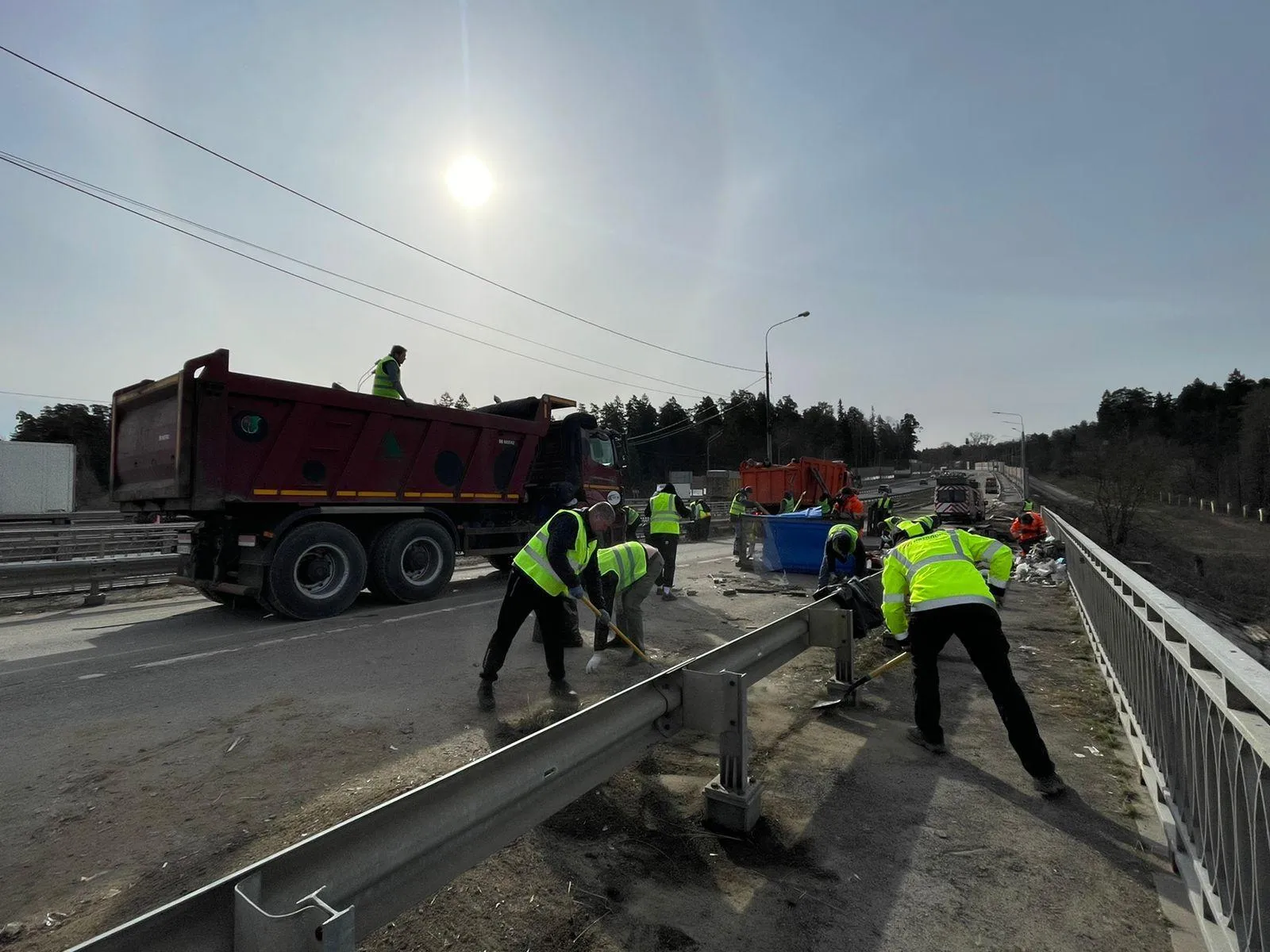 Маргарита Вольф / Рабочие делают разворотную полосу и строят тротуар