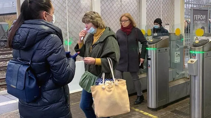 Вежливы, корректны, бдительны: волонтеры Клина следят за соблюдением масочного режима