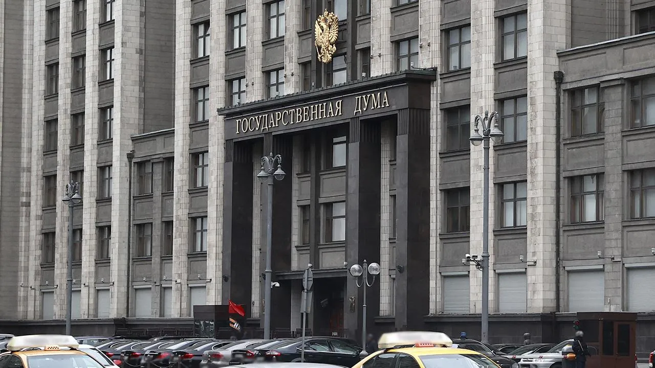 Депутат Госдумы Лебедев предложил запретить выгуливать куриц в городах