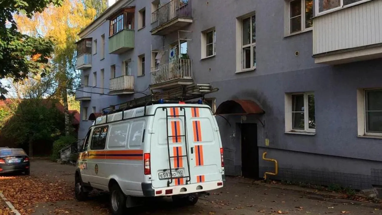 Подмосковные спасатели предотвратили падение ребенка из окна