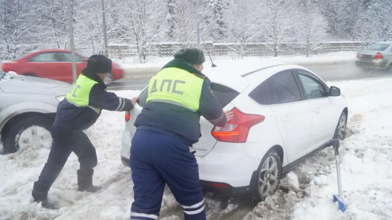 Более 100 водителей спасли из снежного плена автоинспекторы Подмосковья за сутки