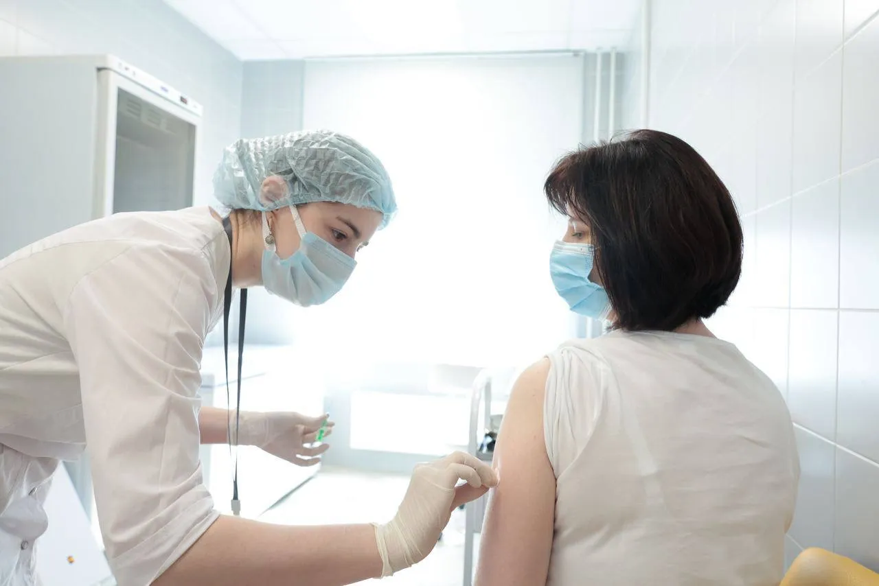 Проверка Губернатором Подмосковья работы стационарного пункта вакцинации в Одинцовской областной больнице