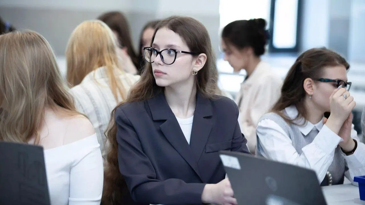 Студентов по России стали заставлять накрывать фуршет на защите диплома