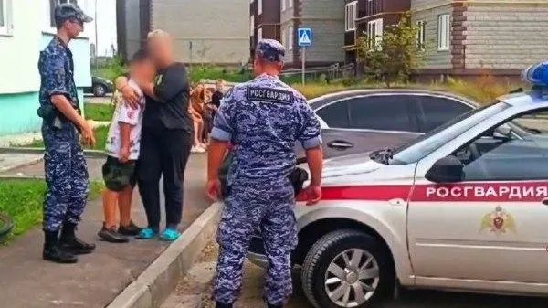 Подмосковные росгвардейцы отыскали потерявшегося ребенка и передали его родителям