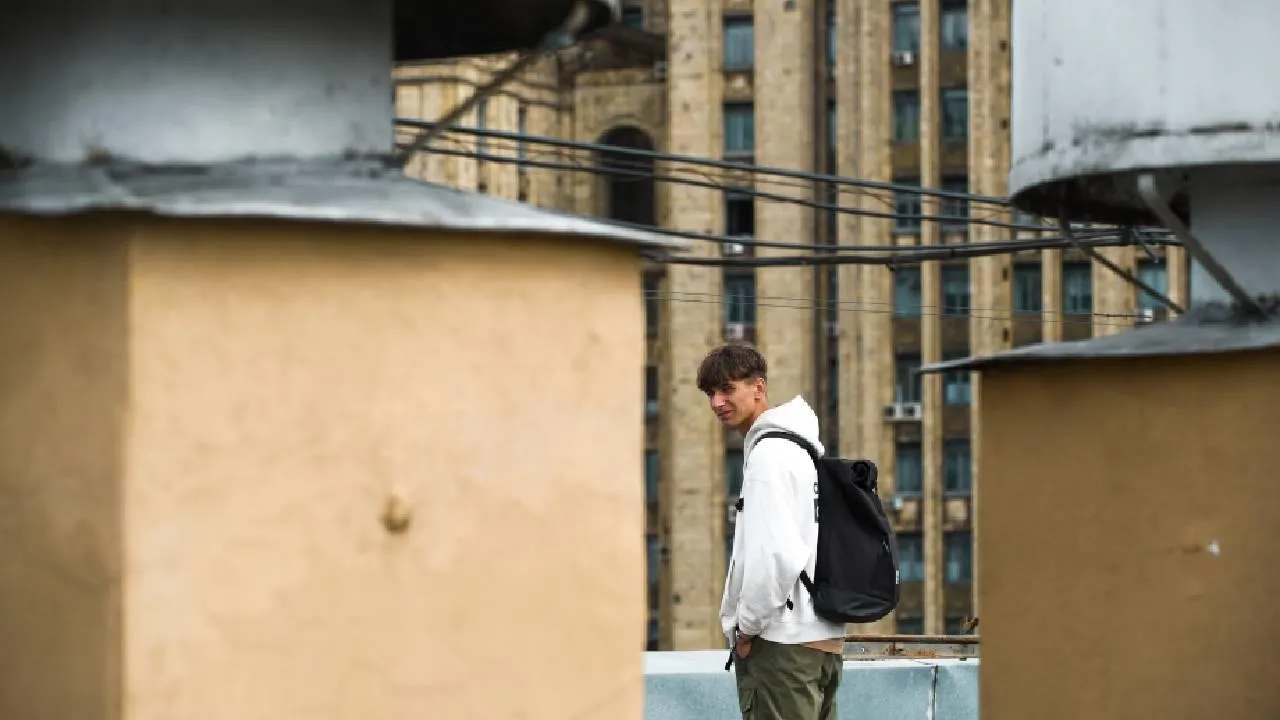 Пьют пиво и ходят по крышам: волжане обеспокоены поведением подростков