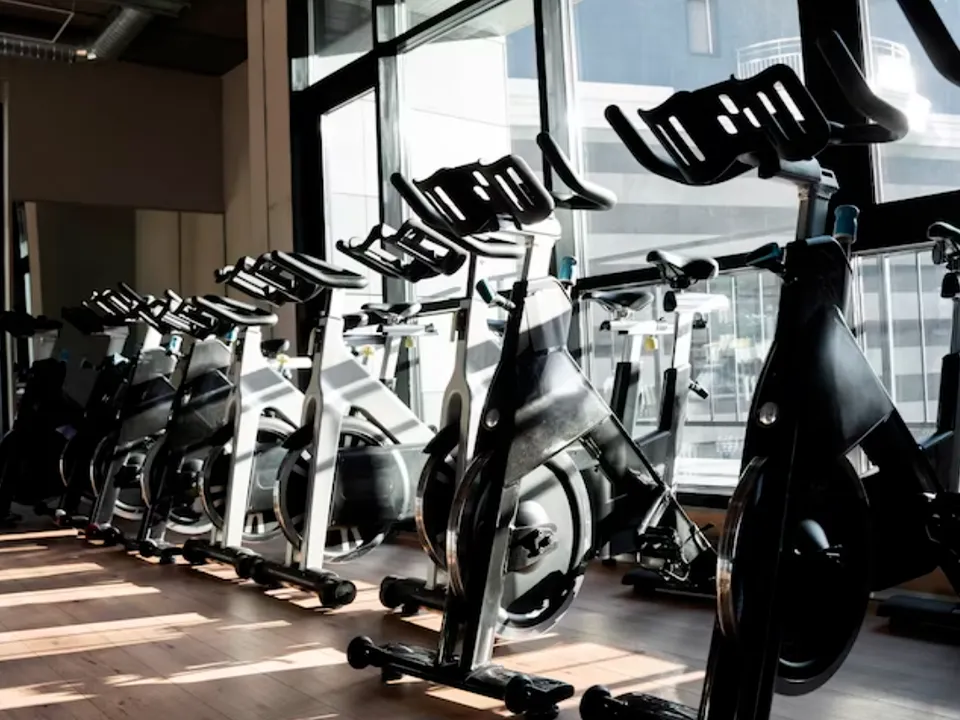 Фитнес-тренеры заявили, что россияне начали массово худеть из-за удаленки