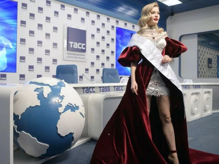 «У нас есть все шансы победить, если не будет политики» - дизайнер россиянки на «Мисс Вселенная» 