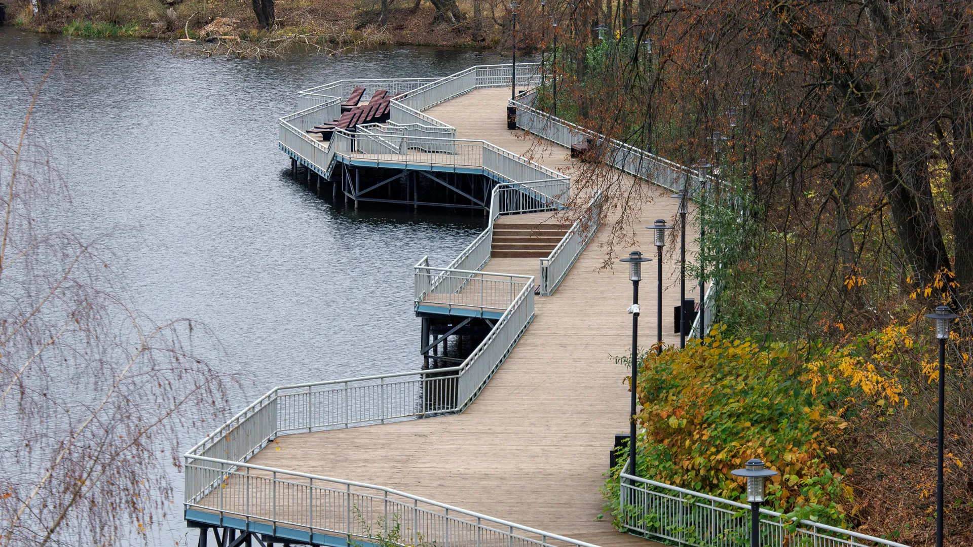 Набережная Юсуповского сквера в Долгопрудном осенью