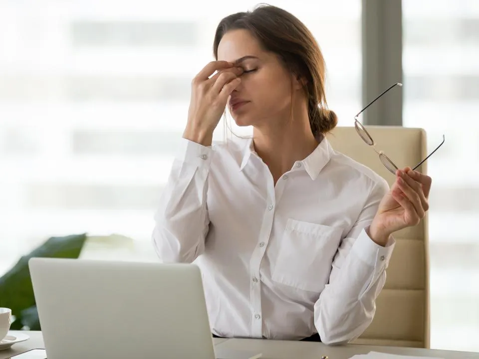 Очки — не самое страшное: врачи раскрыли жесткие последствия работы за компьютером 24/7