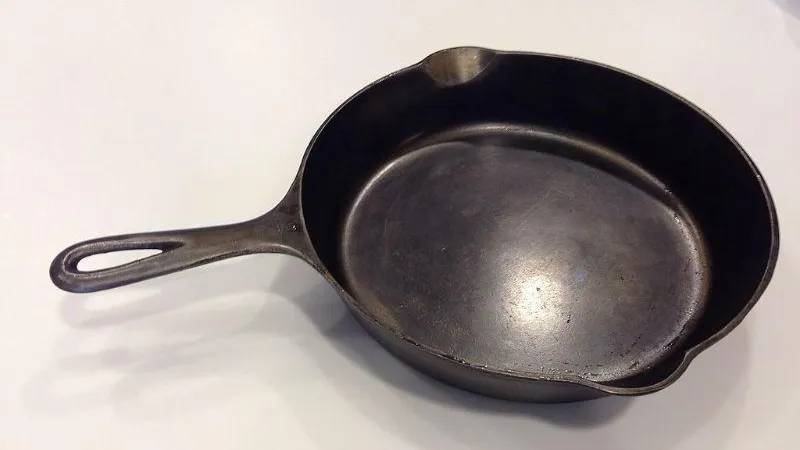 Житель Подмосковья избил мать чугунной сковородой и задушил ее