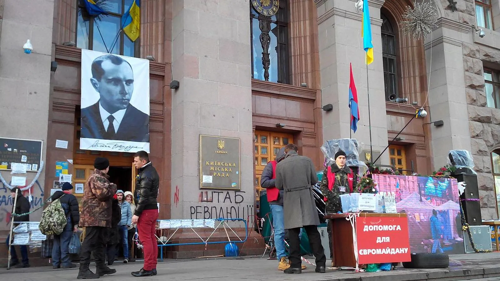 Захваченная городская администрация Киева с портретом Степана Бандеры, 2014 год