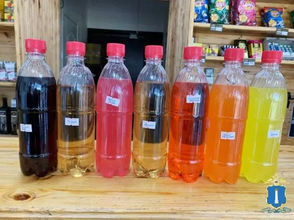 Бутылки с пивными напитками на прилавке магазина в Димитровграде