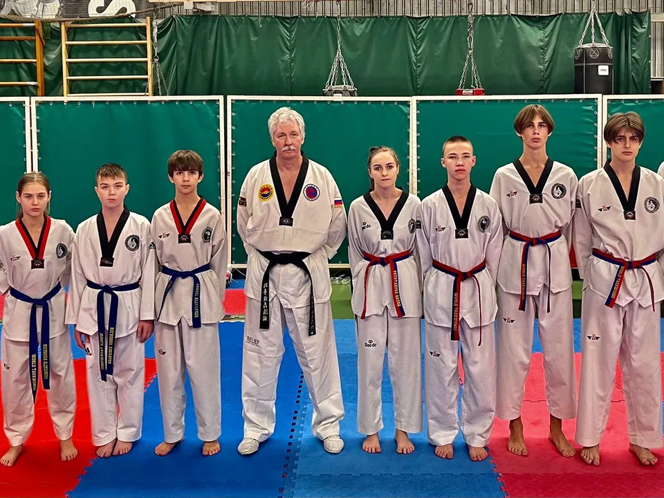 Коллективный кадр спортсменов с председателем аттестационной комиссии.&nbsp;Фото: МАУДО СШ «Черноголовка»