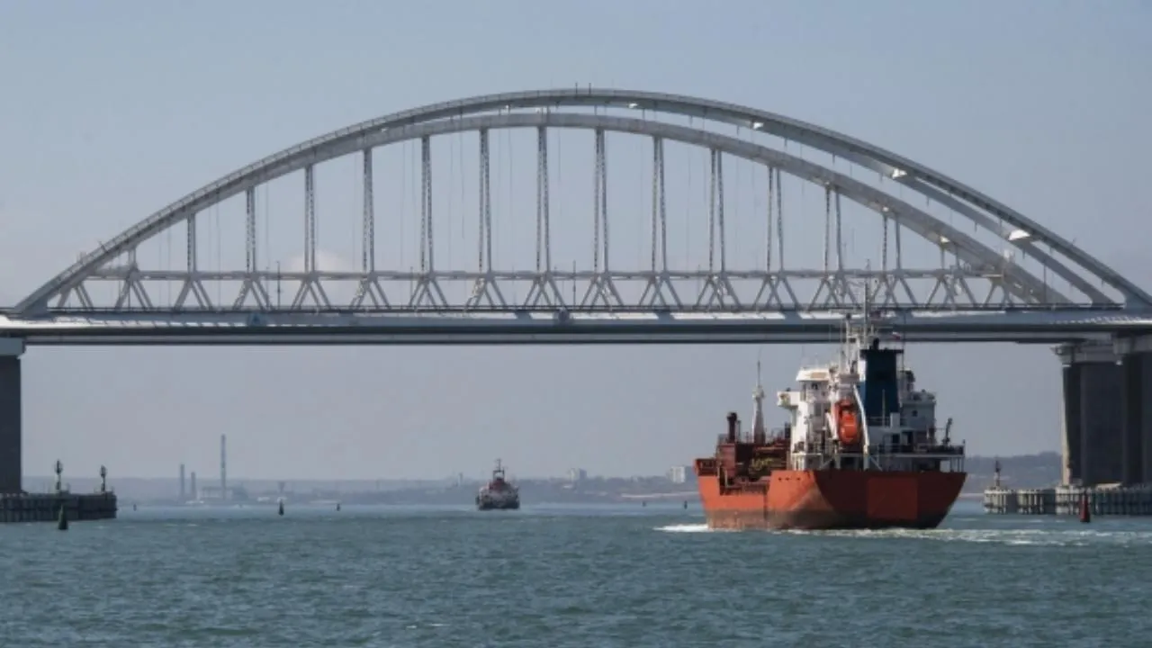 Очередь из машин к Крымскому мосту со стороны Кубани выросла вдвое