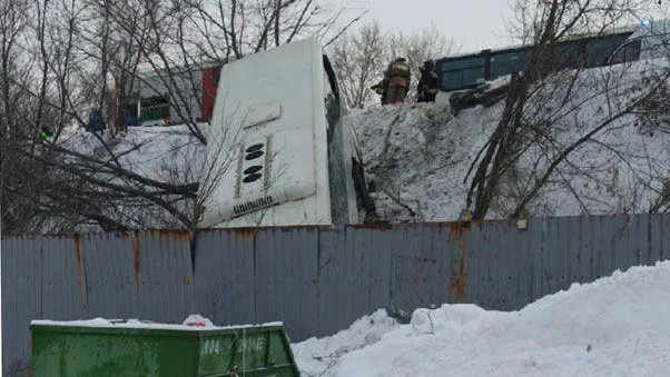 В Челябинске в результате ДТП автобус упал с моста