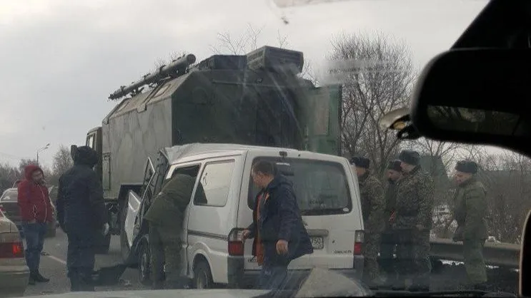 Минивэн врезался в КамАЗ с солдатами в Раменском районе