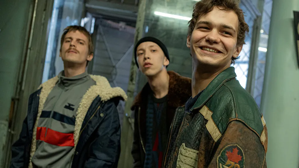 Кадр из сериала «Слово пацана. Кровь на асфальте». Режиссер Ж. Крыжовников. 2023 год