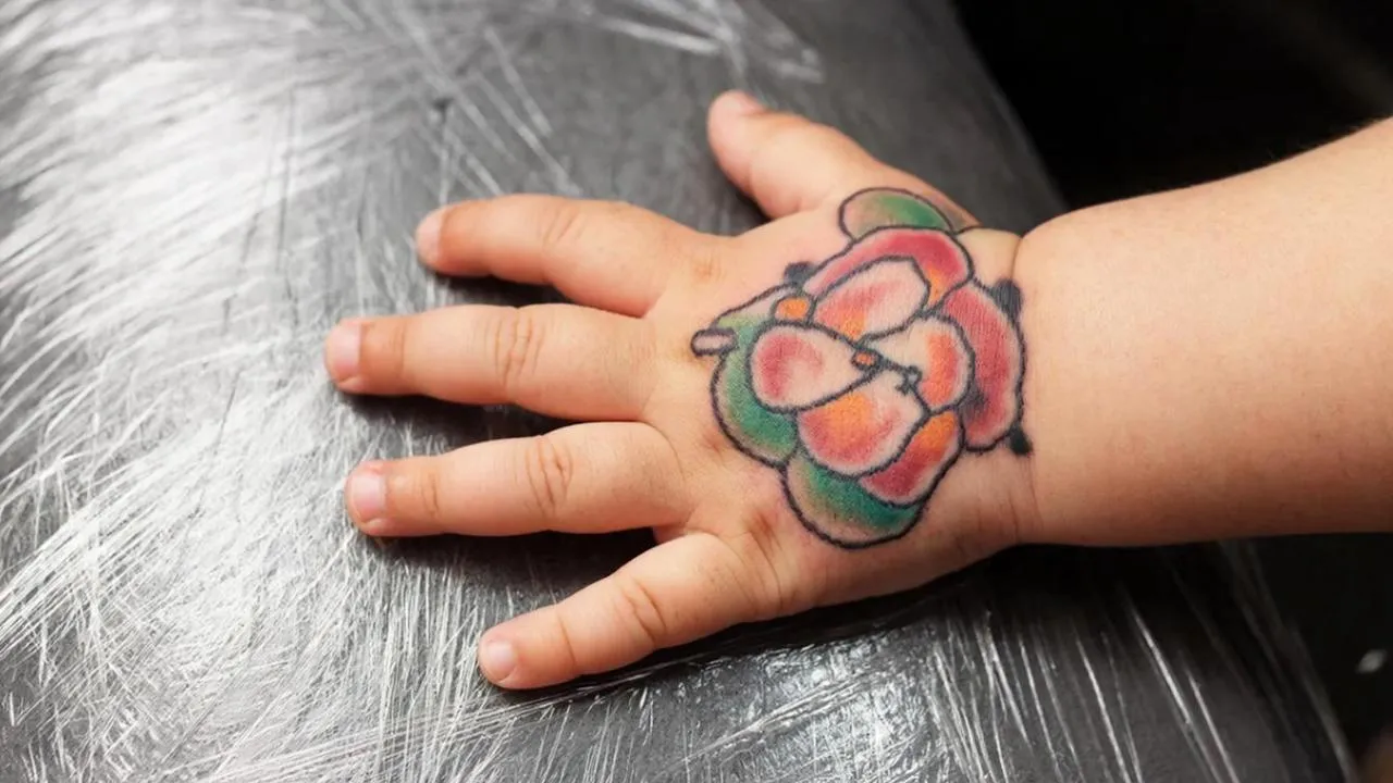 Жестокий шутник получил срок за татуировки детям: малышей пришлось лечить от инфекции