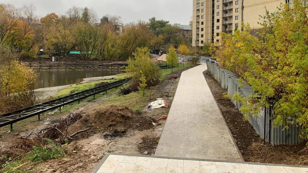 Работы по благоустройству вдоль Чкаловского озера идут в подмосковном Щелково